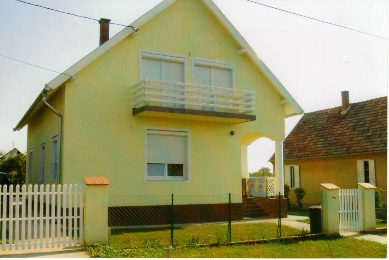 Nora Apartman Apartment Balatonfůzfő Bagian luar foto